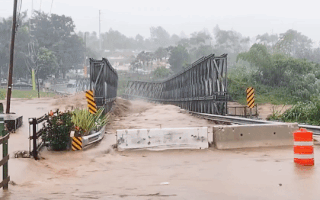 Video: Khoảnh khắc nước lũ cuốn trôi cây cầu sắt ở Puerto Rico