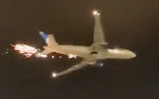 Video: Máy bay tóe lửa khi vừa cất cánh nhưng vẫn tiếp tục bay thêm 90 phút mới tiếp đất