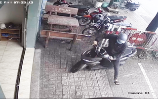 Video: Bẻ khóa trộm xe máy trước cửa hàng điện thoại đông người TP.HCM