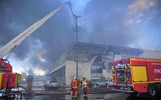 Video: Cháy nhà kho rộng 7.000 mét vuông tại chợ nông sản lớn nhất thế giới ở Pháp
