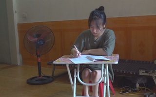 Video: Cô nữ sinh hơn chục năm tìm chữ trên đôi chân của mẹ
