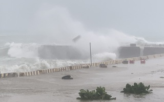 Video: Bão số 4 đang gây mưa to sóng lớn tại đảo Lý Sơn