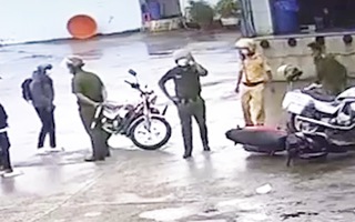 Video: Tạm đình chỉ 4 công an vụ đánh tới tấp thiếu niên chạy xe máy ở Sóc Trăng