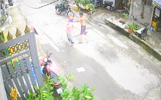 Video: Người đàn ông cầm gậy đánh phụ nữ vì liên quan đến một con chó