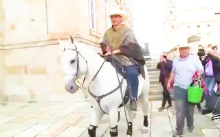 Video: Nghị sĩ cưỡi ngựa vào tòa nhà Quốc hội ở Colombia