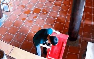 Video: Nam thanh niên vào chùa đập phá hòm công đức trộm tiền giữa ban ngày