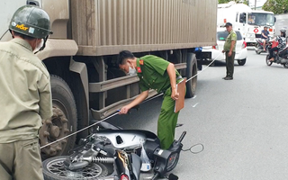 Video: Va chạm với xe tải tại trạm thu phí Lái Thiêu, nữ sinh đi máy tử vong