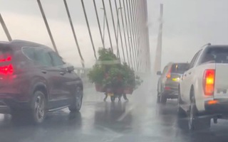 Video: Nhiều tài xế ô tô 'dìu' xe máy qua cầu Bãi Cháy trong dông lốc