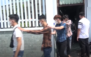 Video: 21 nam nữ phê ma túy tại một nhà trọ ở Bình Dương