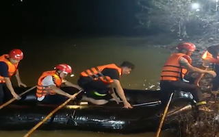 Video: Trượt chân khi đang chụp ảnh ven suối, 2 cháu gái tử vong ở Điện Biên
