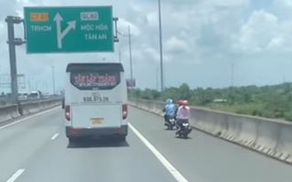 Video: 2 người đi xe máy lạc đường vào cao tốc TP.HCM - Trung Lương, được ‘dìu’ ra an toàn