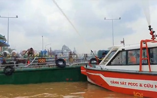 Video: Kịp thời dập tắt ngọn lửa ở tàu chở xăng trên sông Đồng Nai