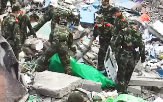 Video: Động đất 6.8 độ Richter ở Tứ Xuyên làm ít nhất 65 người thiệt mạng