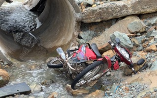 Video: Nghi vấn một nam bảo vệ bị nước cuốn xuống hồ khai thác đá mất tích, xe máy kẹt ở miệng cống