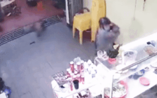Video: Truy tìm nhóm người mang hung khí đập phá điên cuồng một quán ăn ở Buôn Ma Thuột