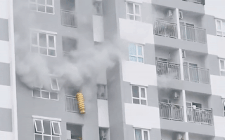 Video: Dùng xe thang dập tắt đám cháy trên tầng 7 chung cư ở quận Bình Tân