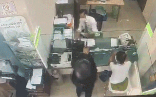 Video: Trích xuất hình ảnh mới nhất vụ cướp ngân hàng ở Đồng Nai, nghi phạm liên tục lấy tiền