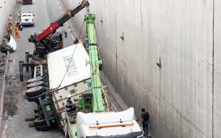 Video: Phong tỏa hầm chui ngã tư Vũng Tàu xử lý sự cố lật xe container