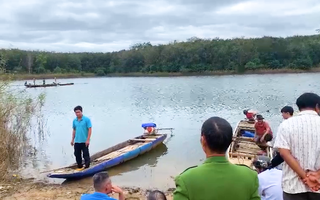Video: Hai cha con bơi xuồng đi thăm rẫy bị chìm ở lòng hồ Thác Mơ, con được cứu, cha tử vong
