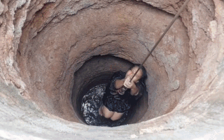 Video: Giải cứu người phụ nữ rơi xuống giếng sâu 15m khi đi tìm con