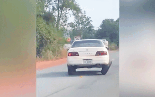 Video: Chiếc xe Toyota Camry sắp rơi một bánh vẫn bon bon trên đường