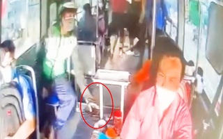 Video: Camera ghi hình thanh niên trộm điện thoại trên xe buýt, bị nhiều người truy đuổi