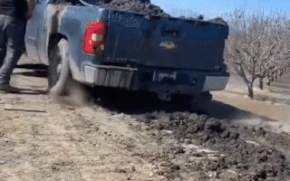 Video: Xem lại đoạn clip triệu view dùng xe bán tải vá đê, ngăn lũ của nông dân