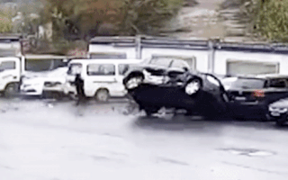 Video: Va chạm ô tô, bé trai văng khỏi xe do không thắt dây an toàn