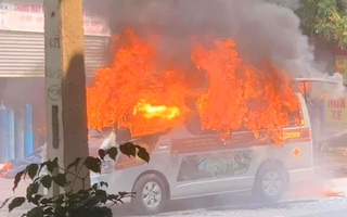 Video: Bình oxy phát nổ khiến xe cứu thương bị cháy, bệnh nhân bị bỏng nặng