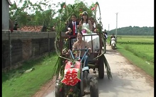 Một đám cưới rước dâu bằng xe công nông tự chế