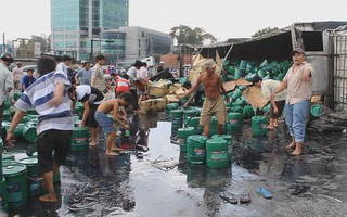 Dân đổ xô "hôi của" nhớt từ xe tải lật