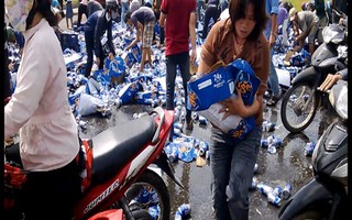 Dân vô cảm "hôi của" hàng ngàn thùng bia