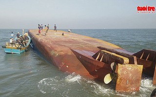 Lật tàu chở hàng, 5 người mất tích