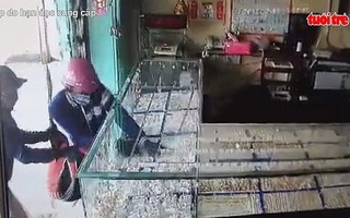 CLIP NÓNG: Cận cảnh vụ dùng súng cướp tiệm vàng ở Tây Ninh