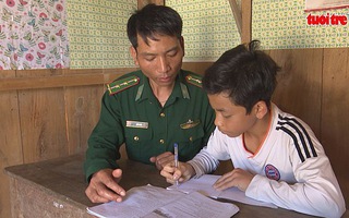 Bộ đội biên phòng nuôi học sinh Việt – Lào khó khăn