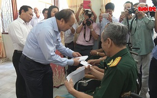 Thủ tướng Nguyễn Xuân Phúc thăm và tặng quà cho thương binh Long Đất