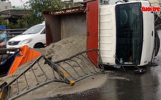 TP.HCM: Xe ben lật nhào trên cầu, nhiều người thoát chết