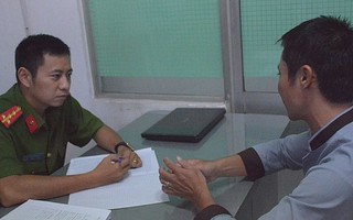 Nổ 2 phát súng khống chế thanh niên cầm dao chống đối cảnh sát (