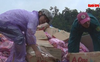 Vùng sạt lở núi cứu trợ vùng cô lập do bão lũ