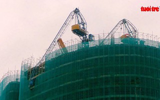2 tháp cẩu bị gãy treo lơ lửng trên đầu người đi đường