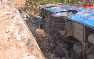 Lật xe khách, hàng chục người bị thương