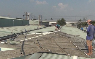 Lốc xoáy thổi tung mái tôn hàng loạt phòng trọ