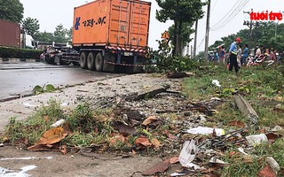 Xe container tông gãy cây xanh, tài xế rơi xuống đường tử vong