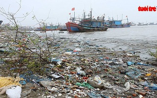 Biển Hậu Lộc ngập tràn rác thải