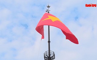 Thượng cờ mừng ngày thống nhất non sông bên bờ Hiền Lương