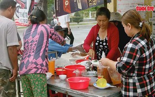 Bữa ăn nghĩa tình của ông bà chủ tiệm bánh ướt