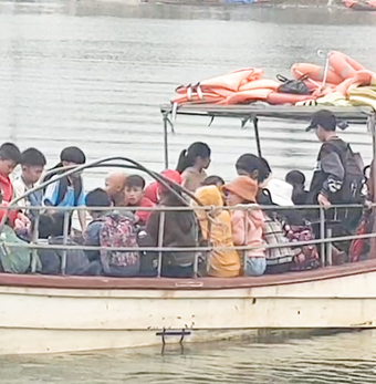 Video: Cảnh báo hàng trăm học sinh vượt sông Gianh bằng đò ngang nhưng không mặc áo phao