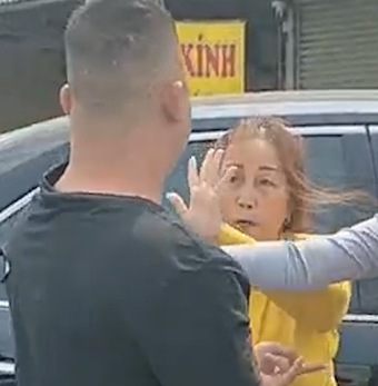 Video: Tạm giữ ba người liên quan vụ lột quần áo, cắt tóc cô gái giữa đường ở Bình Dương