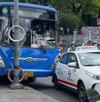 Xe buýt tông nhiều xe dừng đèn đỏ ở quận Bình Thạnh