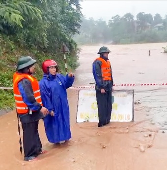 Bão Trà Mi gây mất điện diện rộng, giao thông chia cắt ở Quảng Trị